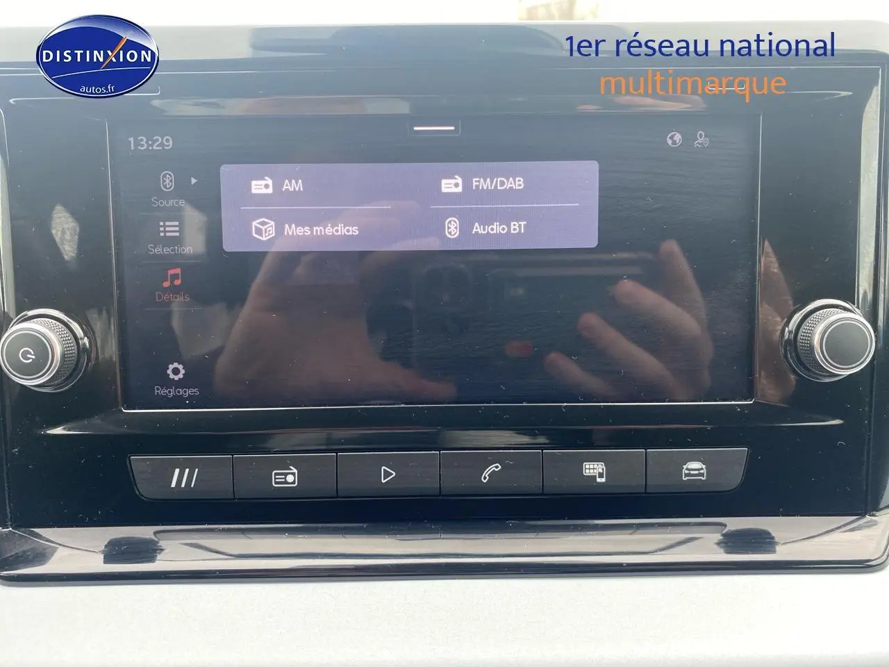 Écran tactile du système multimédia HD 8.25 de la SEAT Ibiza 1.0 TSI 95 Copa, vue de face intérieure.