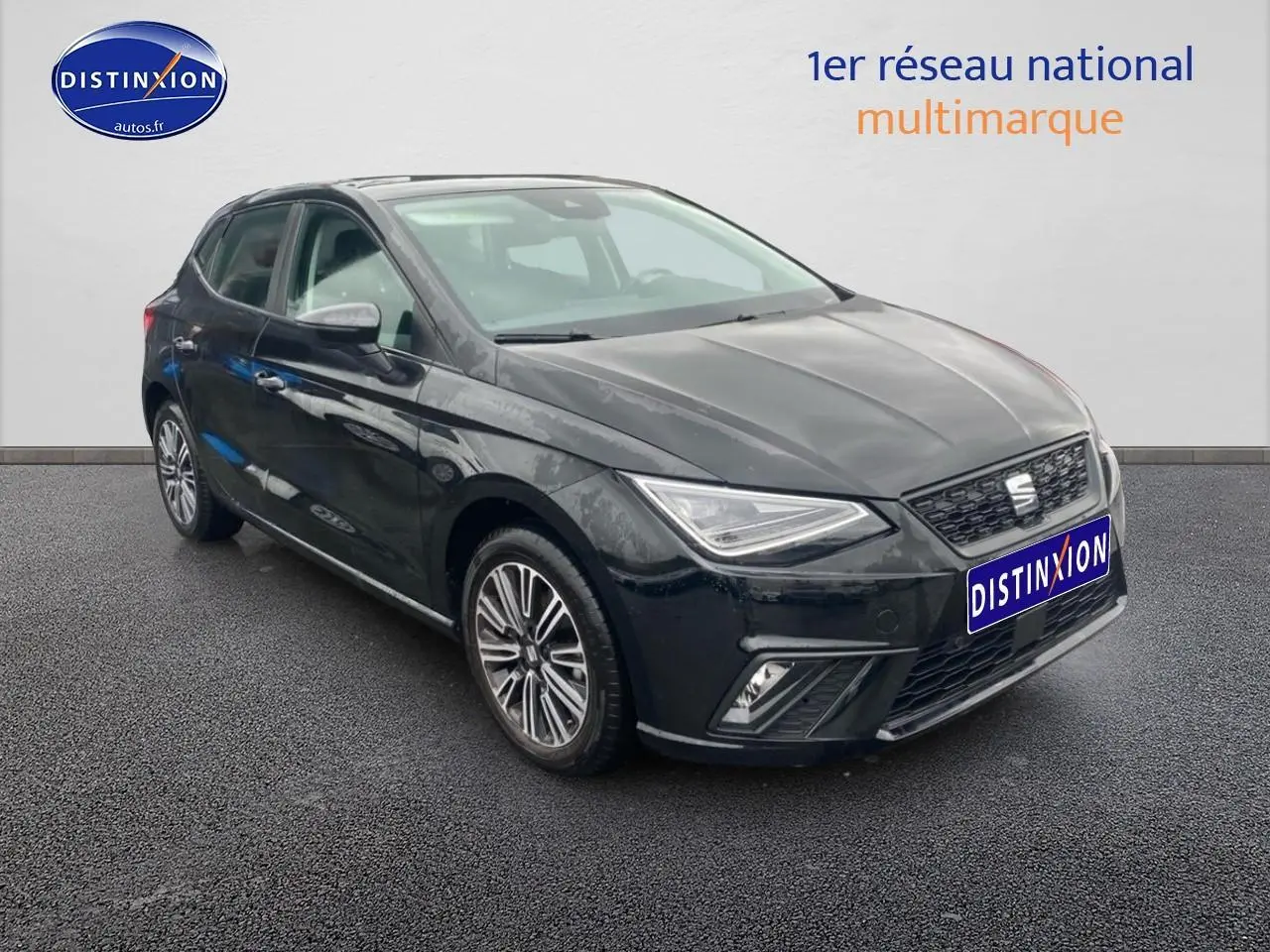 SEAT Ibiza 1.0 TSI 95 Copa noir minuit vue 3/4 avant droit avec phares LED et jantes alliage.