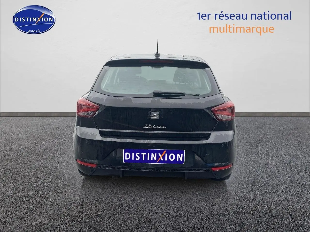 Vue arrière d'une SEAT Ibiza noir minuit 2025 avec logo Ibiza manuscrit sur le hayon et feux arrière distinctifs.