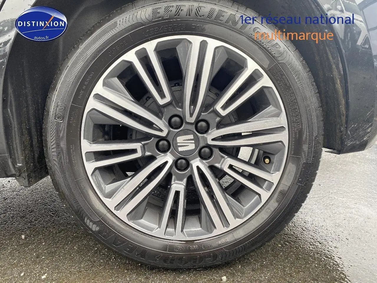 Gros plan sur la roue avant gauche avec jante alliage design 16 pouces du SEAT Ibiza noir minuit.