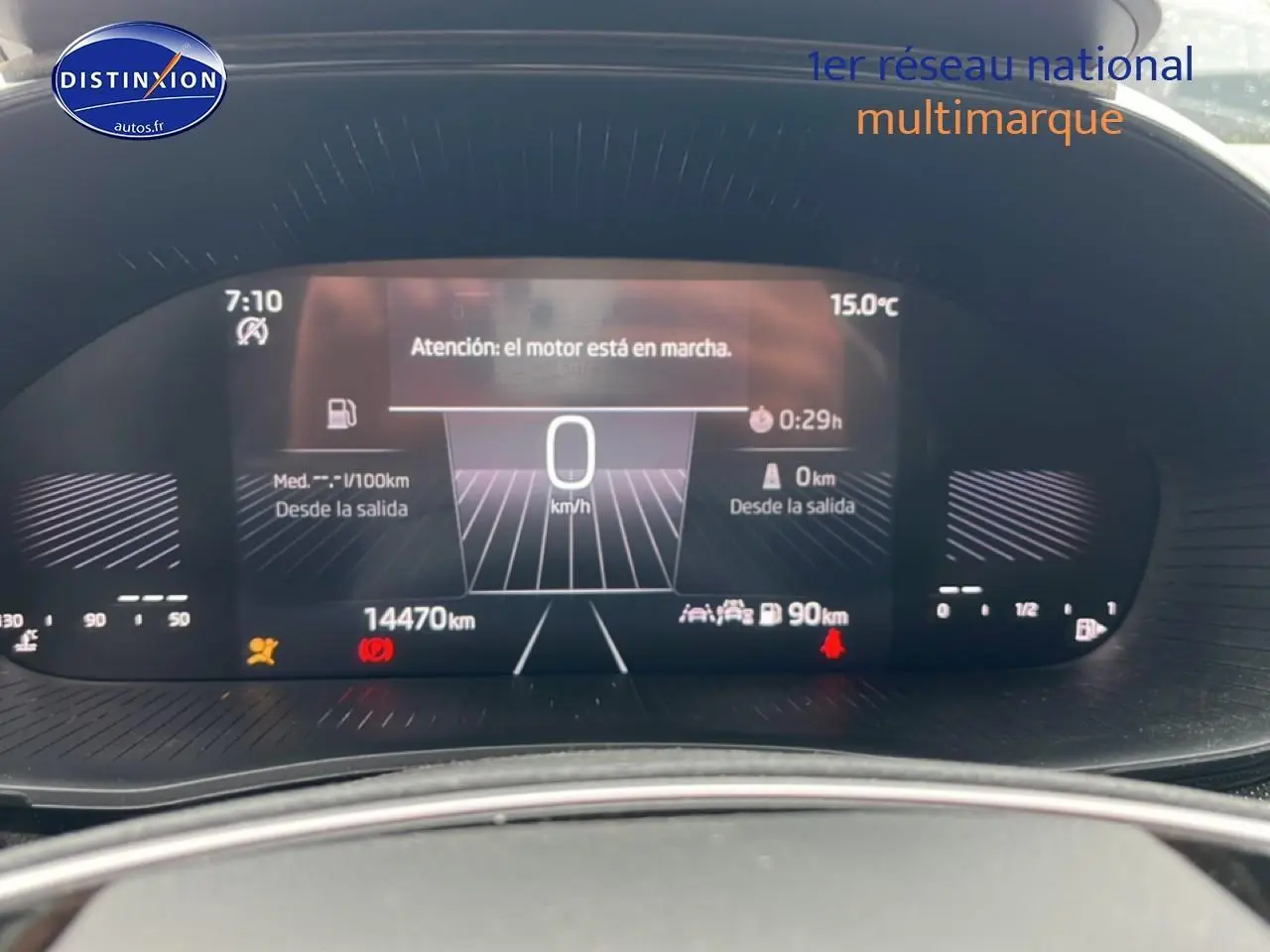 Vue rapprochée du tableau de bord numérique de la Skoda Fabia noire, affichant la vitesse et diverses alertes.