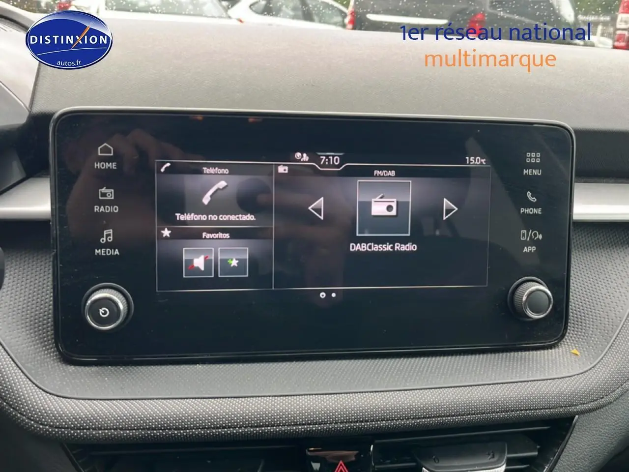 Écran tactile central de la Skoda Fabia noire 2025 affichant la radio DAB et les options multimédia.