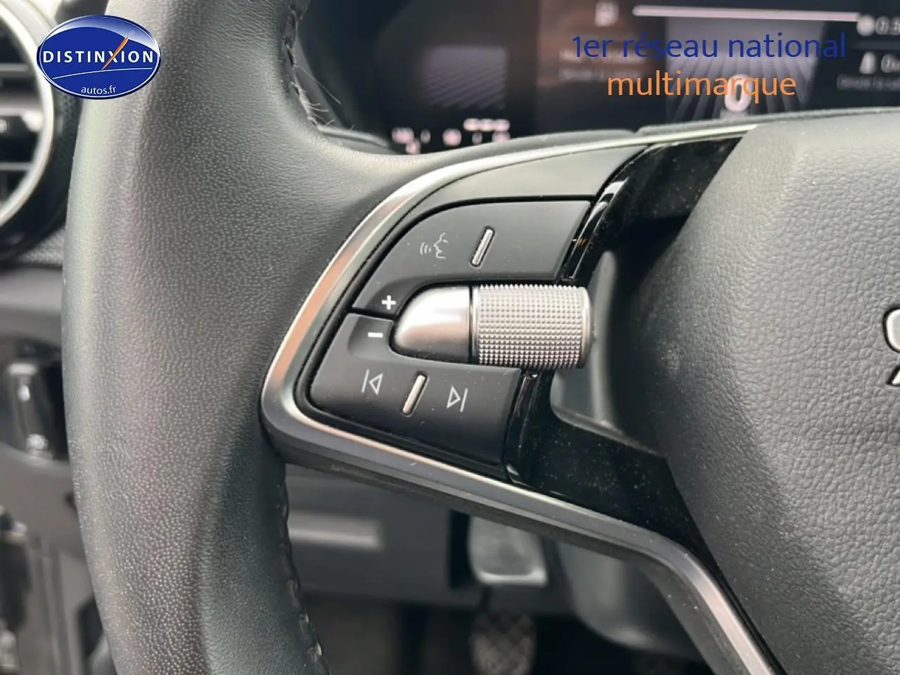 Gros plan sur les commandes audio et vocales au volant cuir noir de la Skoda Fabia 2025.