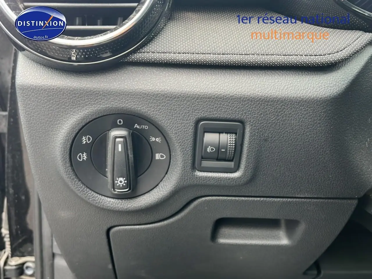 Détail du tableau de bord côté gauche avec commandes d’éclairage sur Skoda Fabia noire 2025.