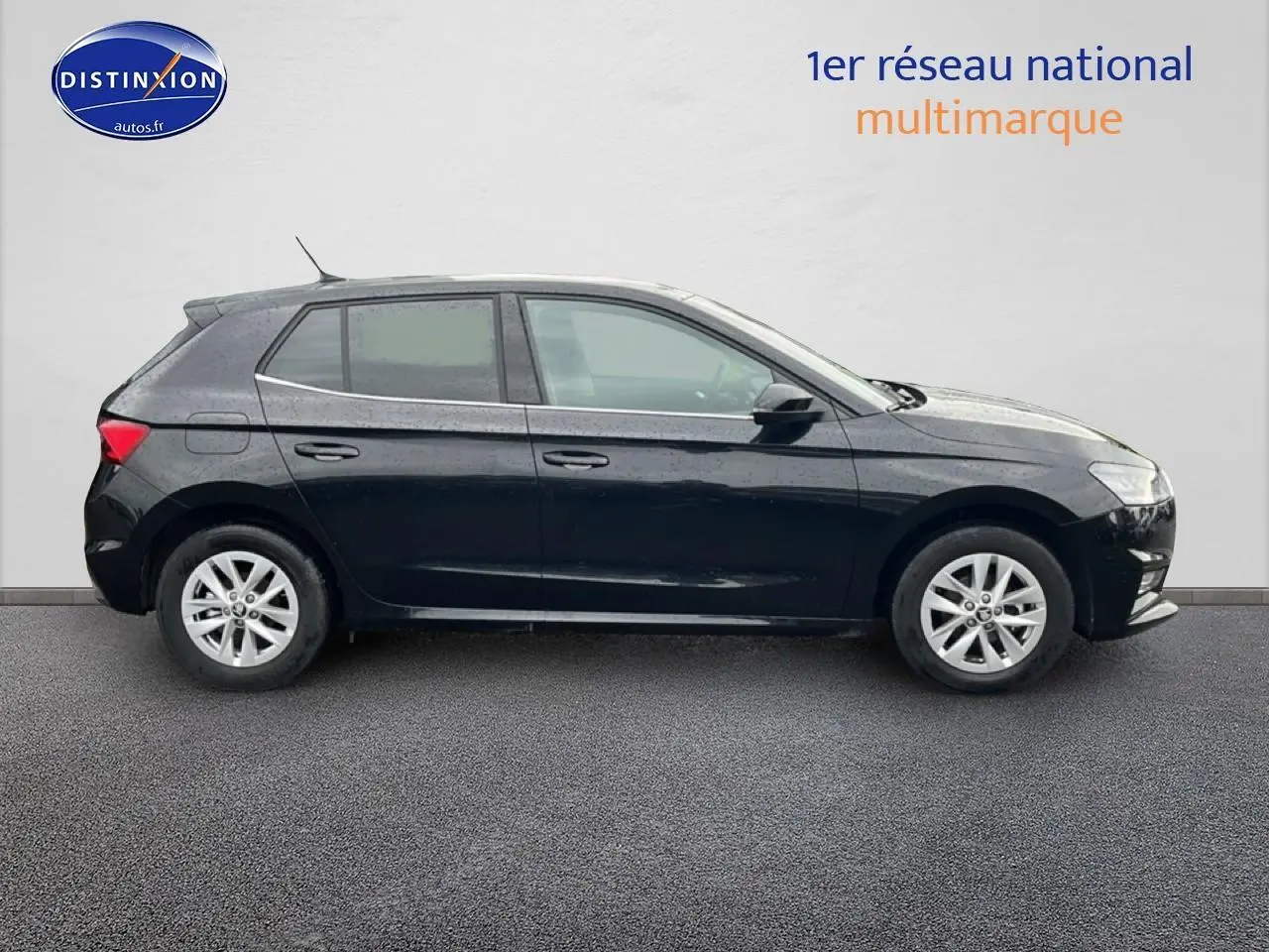 Profil latéral droit d'une Skoda Fabia noire 2025 avec jantes alu et poignées ton carrosserie sur fond neutre.