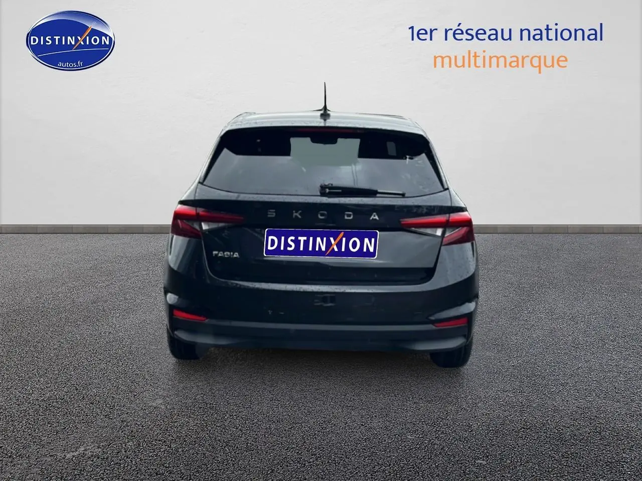 Vue arrière d'une Skoda Fabia noire 2025 avec feux arrière LED et lunette arrière teintée.