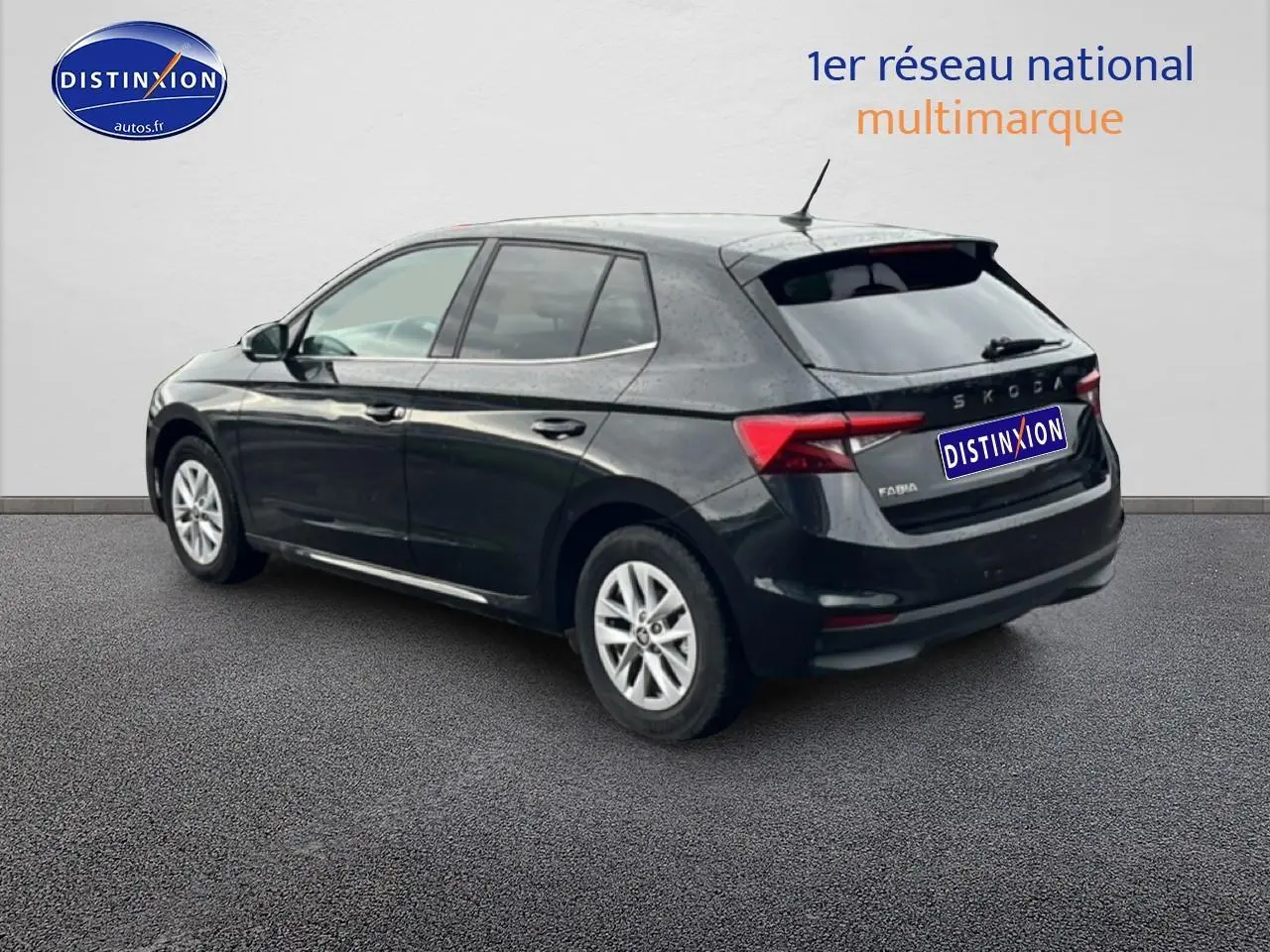 Vue 3/4 arrière droite d'une Skoda Fabia noire 2025 avec jantes alu et feux arrière LED distinctifs.
