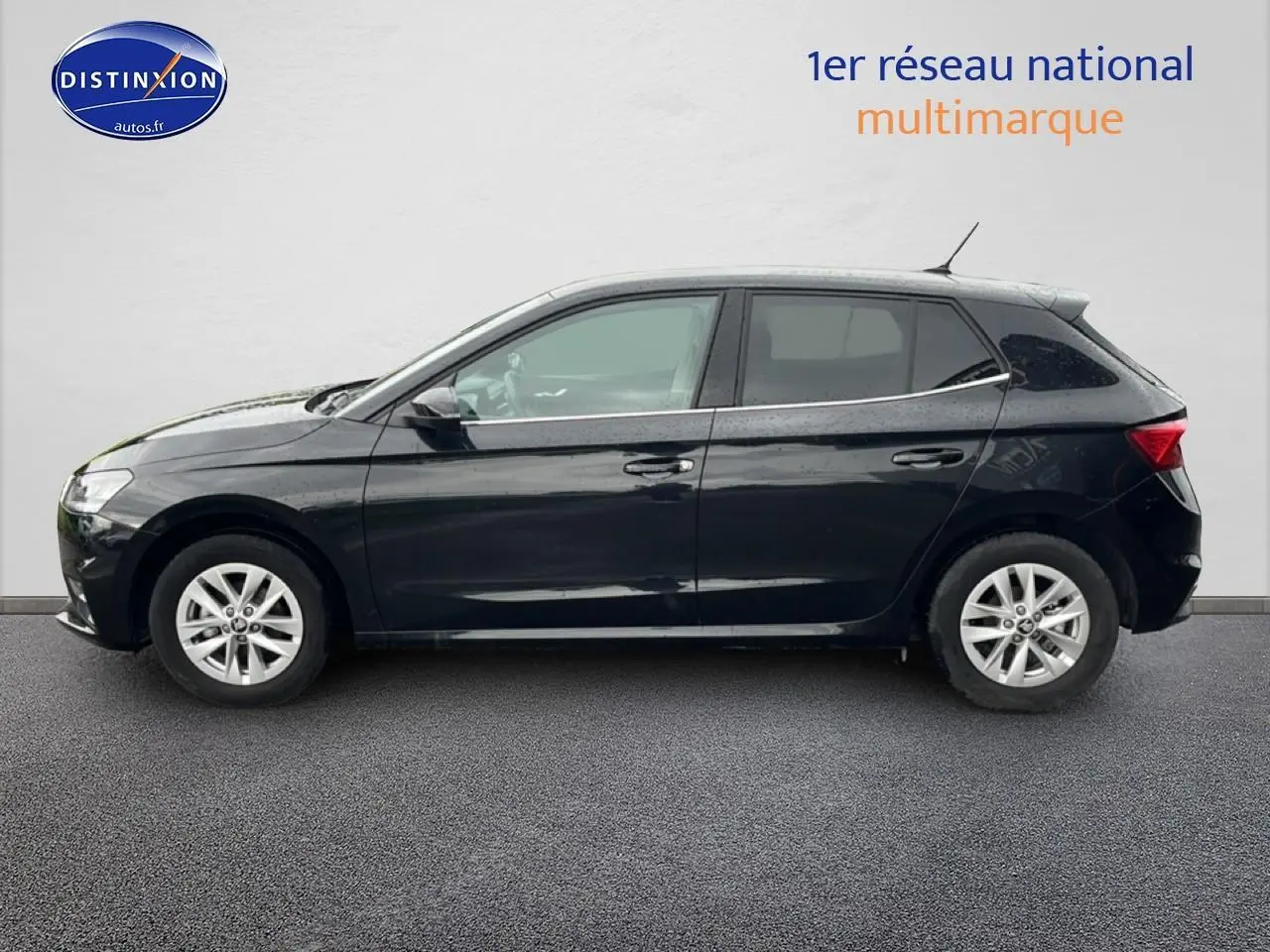 Profil côté gauche de la Skoda Fabia noire 2025 avec jantes alu et poignées ton carrosserie sur fond neutre.