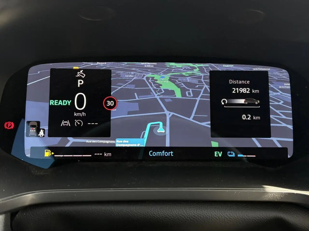 Tableau de bord numérique du Renault Captur E-Tech 2025 affichant la navigation et les informations de conduite.