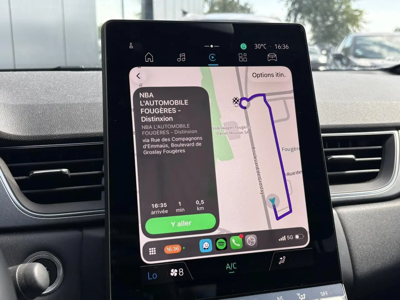 Écran tactile central du Renault Captur E-Tech 2025 affichant la navigation GPS et commandes climatisation.