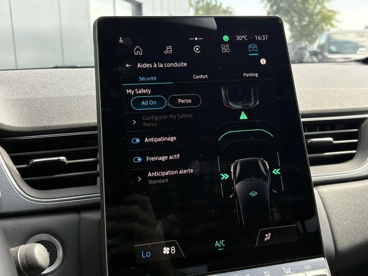 Vue rapprochée de l’écran tactile central du Renault Captur E-Tech affichant les aides à la conduite.