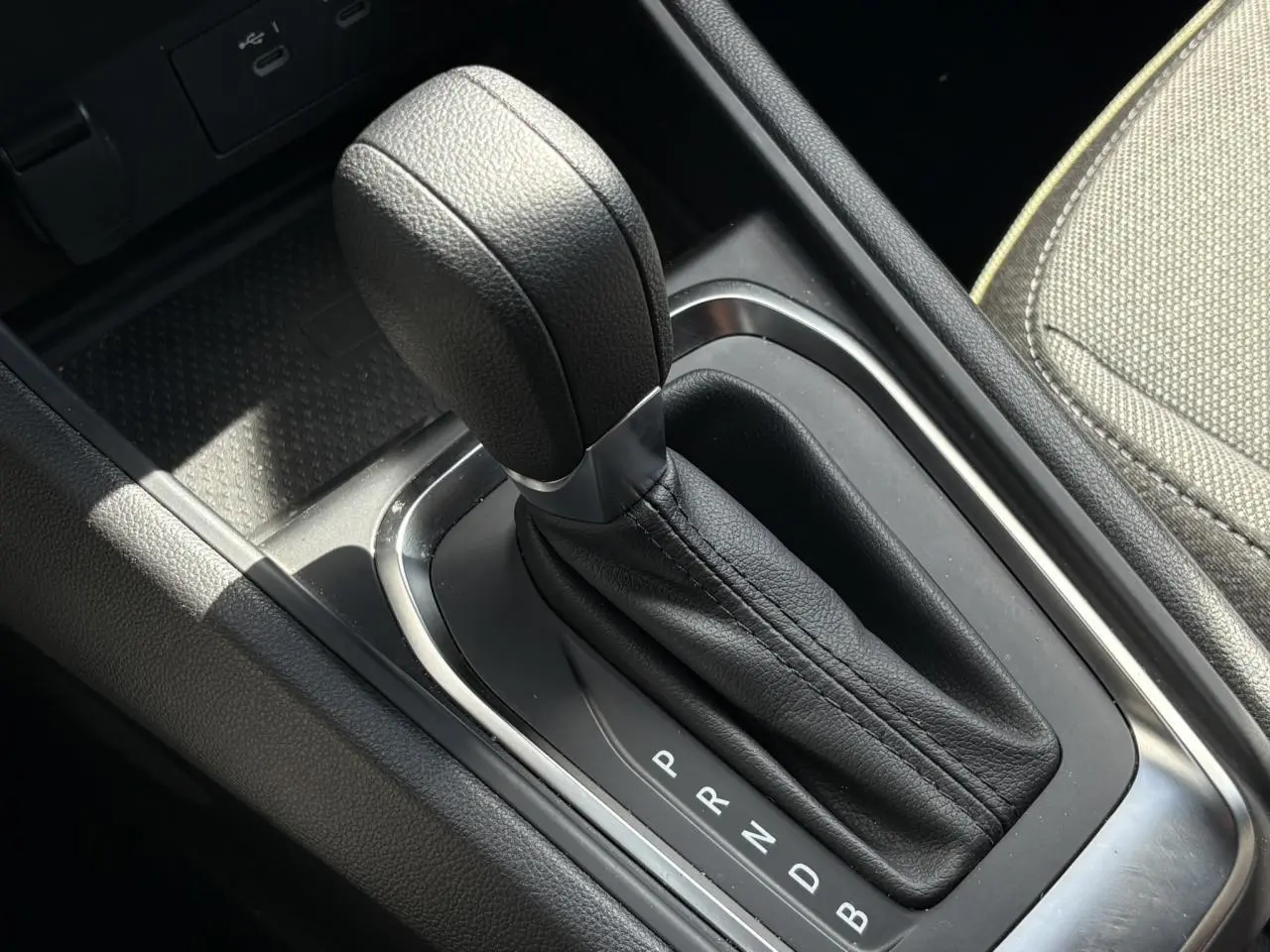 Le levier de vitesses automatique en cuir noir du Renault Captur E-Tech, vue rapprochée de la console centrale.