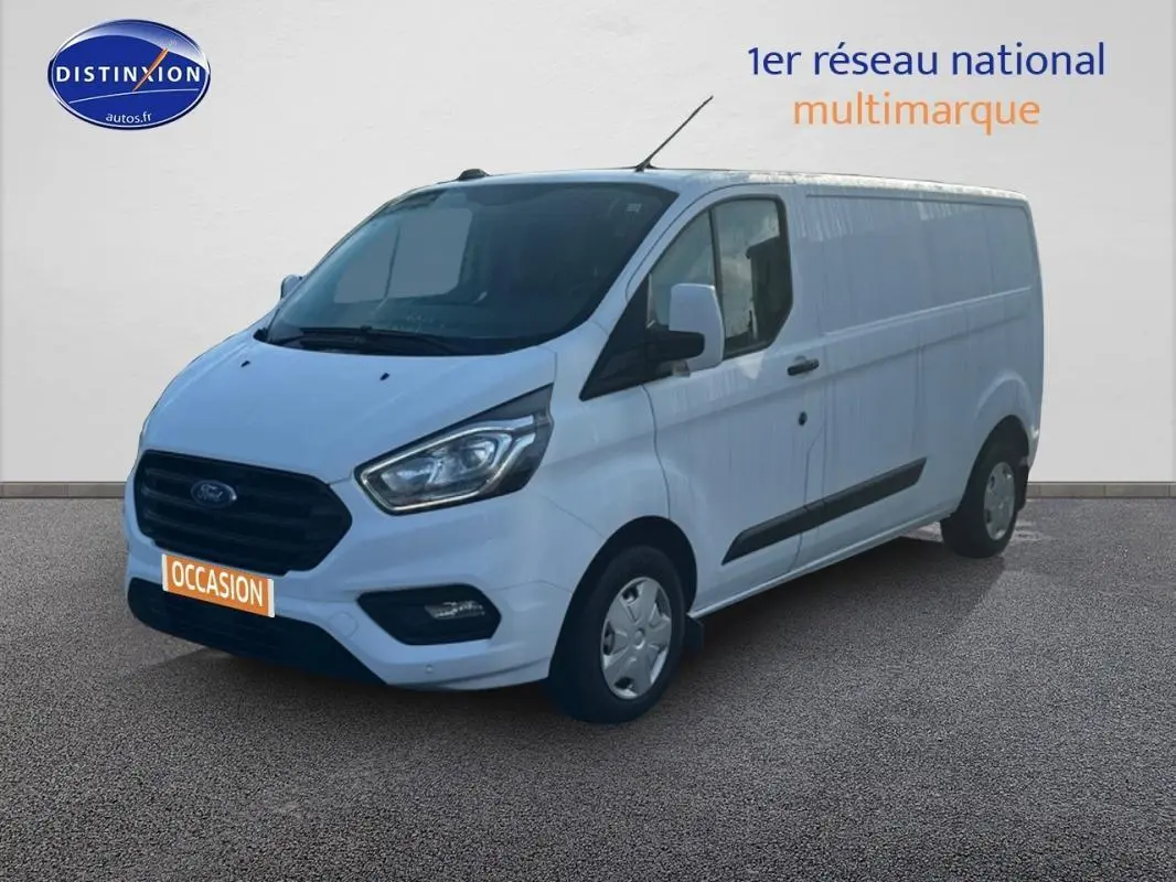 Fourgon Ford Transit Custom blanc vu en 3/4 avant droit, avec porte latérale et vitres surteintées.