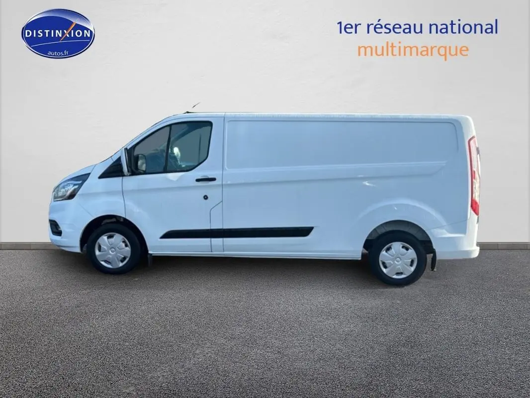 Vue de profil côté gauche d’un fourgon Ford Transit Custom blanc, avec porte latérale et jantes acier.