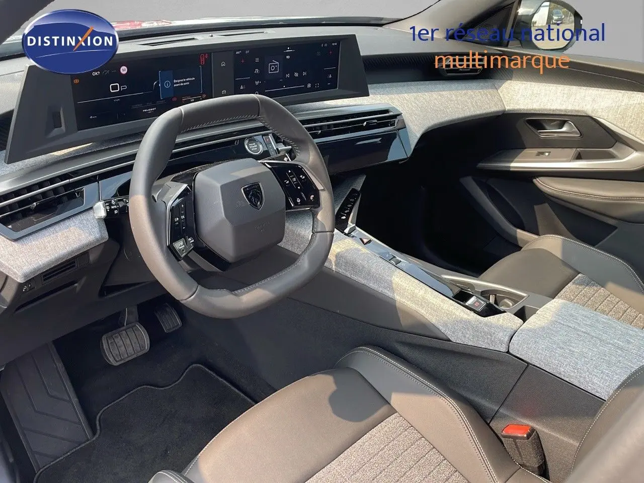 Intérieur moderne du Peugeot 3008 Hybrid 2025, vue côté conducteur, avec tableau de bord numérique et finitions tissu cuir grises.