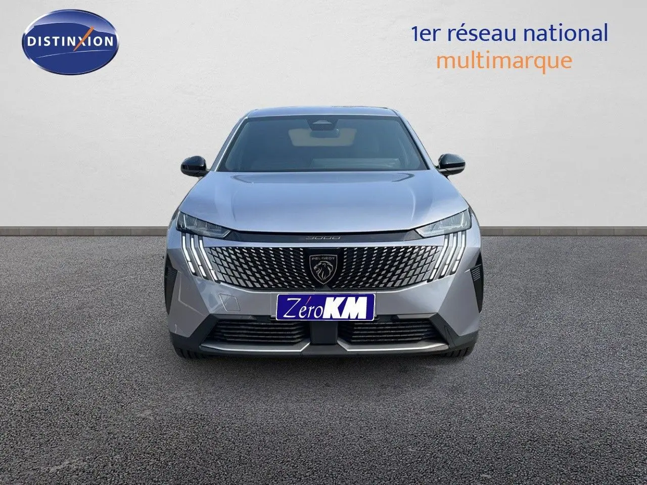Vue frontale d'un Peugeot 3008 Hybrid gris Artense Metal avec calandre distinctive et feux LED verticaux allumés.