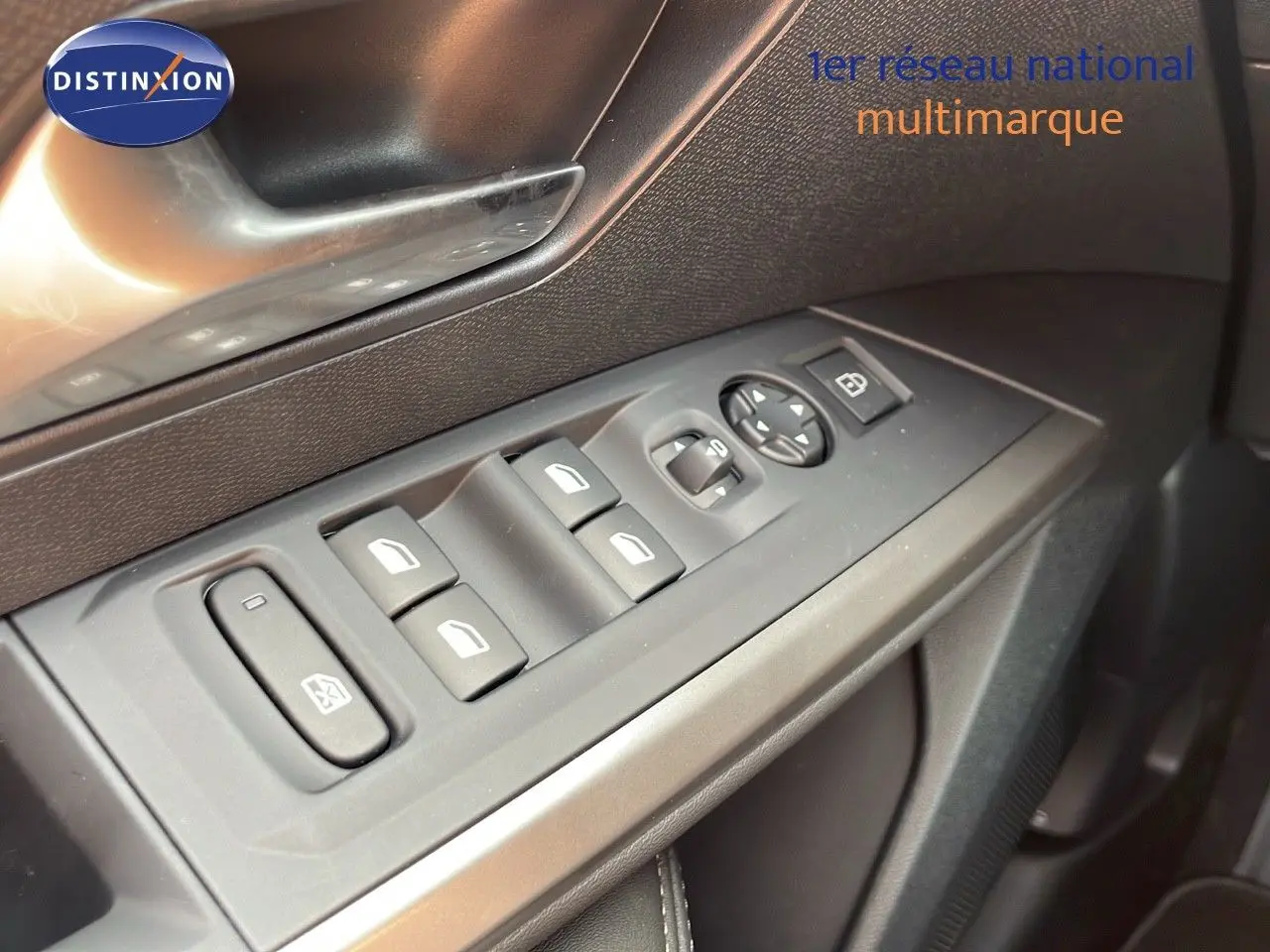 Gros plan sur les commandes des vitres et rétroviseurs sur la porte côté conducteur d'un Peugeot 3008 gris Artense 2025 hybride.