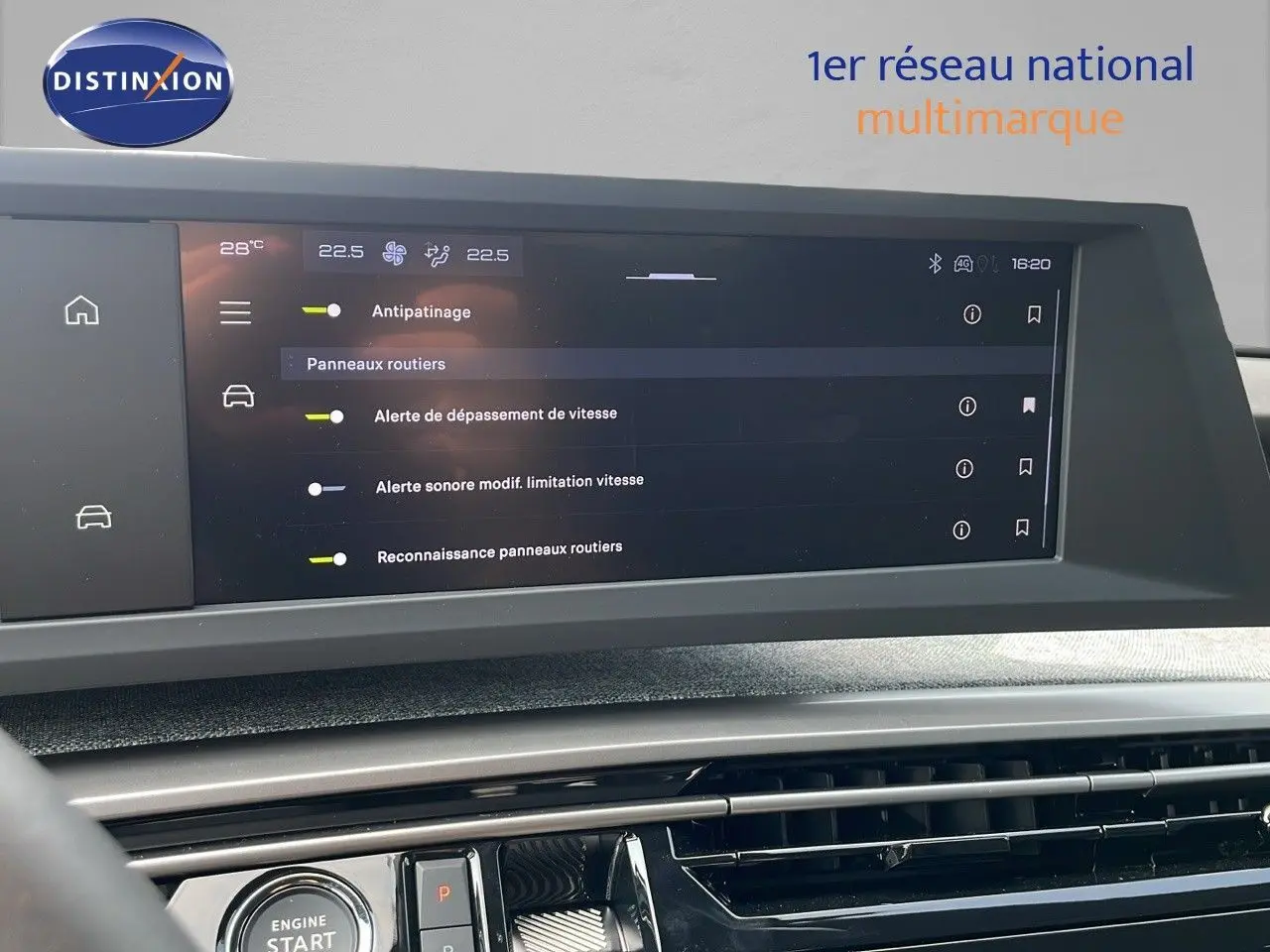 Écran tactile du tableau de bord du Peugeot 3008 Hybrid 2025 affichant les réglages d'assistance à la conduite.