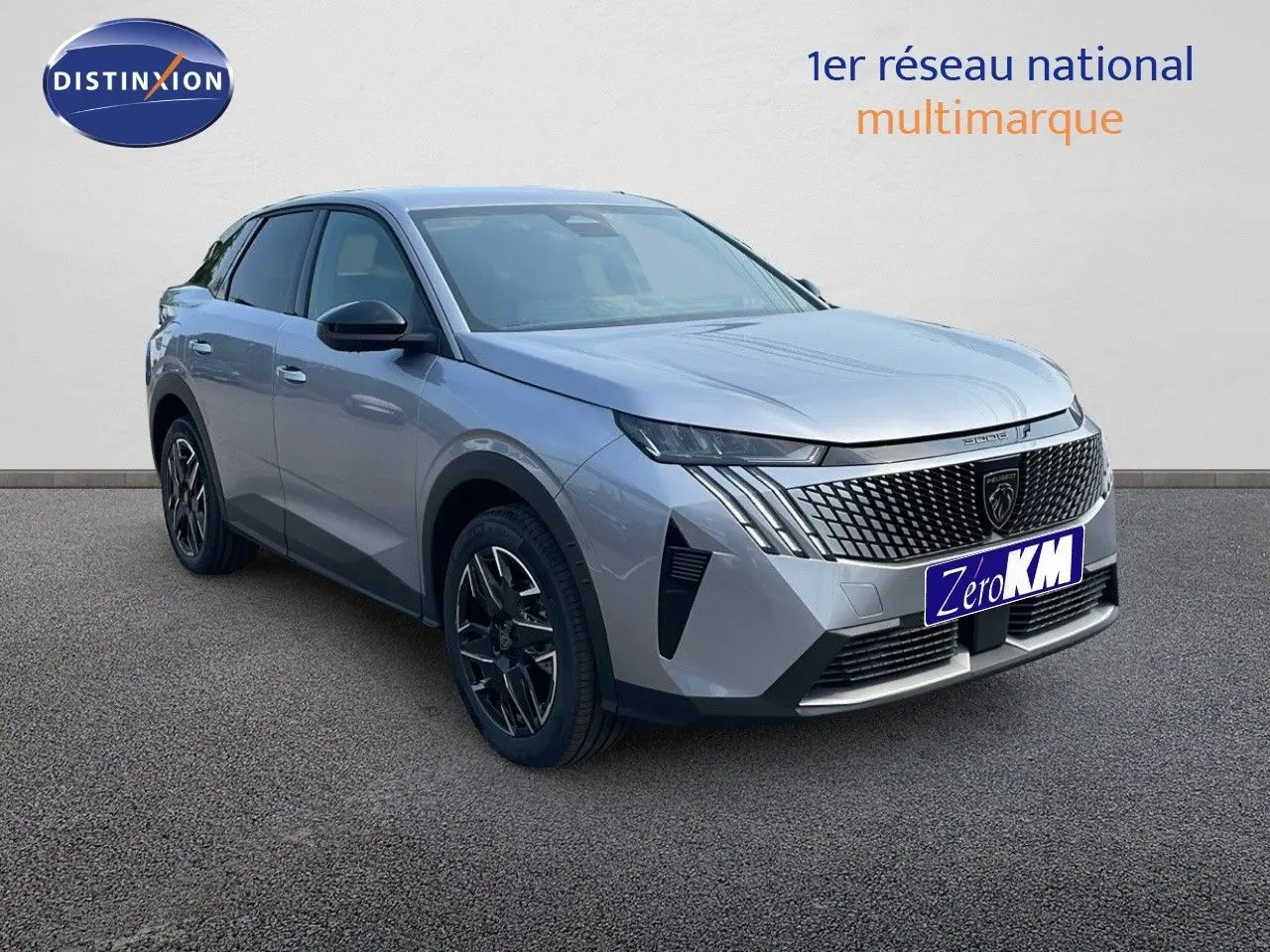 Peugeot 3008 Hybrid gris Artense métal en 3/4 avant droit, avec calandre distinctive et jantes noires bicolores.