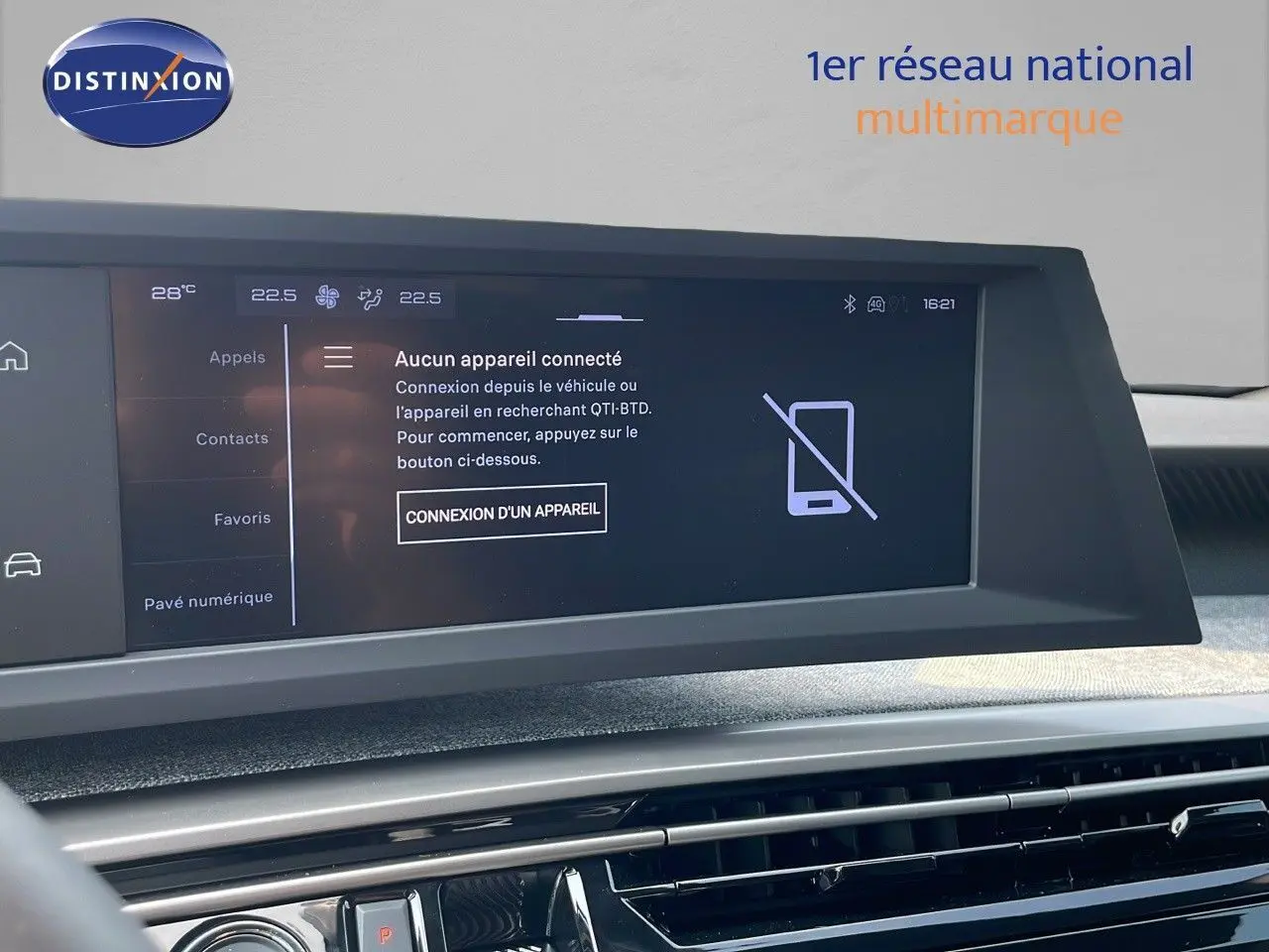 Écran tactile central du tableau de bord du Peugeot 3008 Hybrid gris, affichant la connexion Bluetooth inactive.