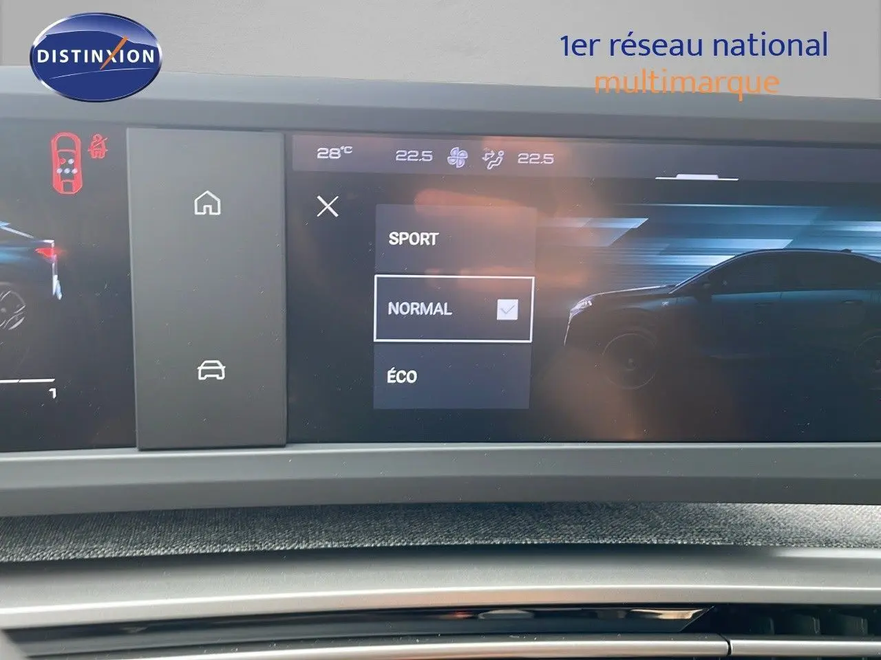 Affichage intérieur du tableau de bord du Peugeot 3008 Hybrid gris Artense, montrant les modes de conduite sur écran tactile.