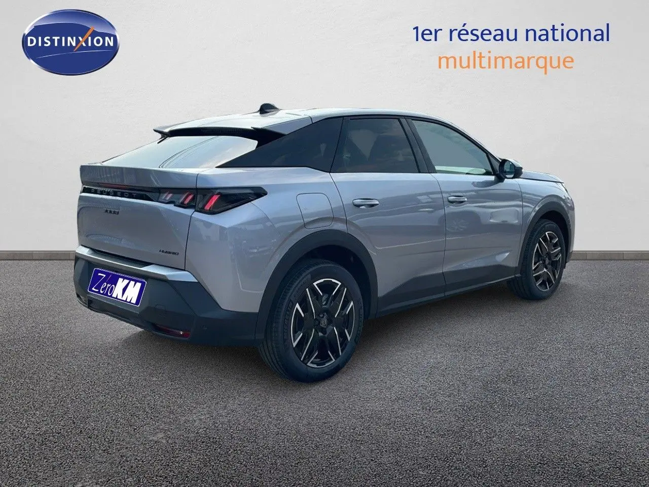 Peugeot 3008 Hybrid gris Artense métal en 3/4 arrière droit avec jantes noires et toit noir contrasté.