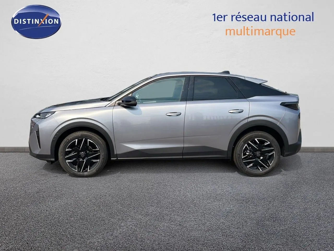 Profil droit d'un Peugeot 3008 Hybrid gris Artense métal avec jantes noires bicolores et toit noir contrasté.