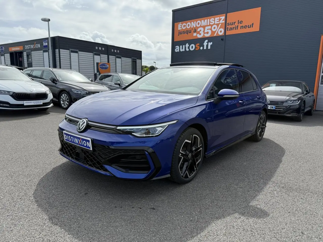 Volkswagen Golf 1.5 eTSI R-Line bleu lapiz vue 3/4 avant avec jantes alliage 18 pouces et calandre noire.