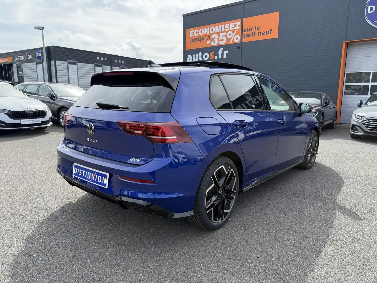 Volkswagen Golf 1.5 eTSI R-Line bleu lapiz vue 3/4 arrière droit avec jantes alliage 18 pouces et toit panoramique.