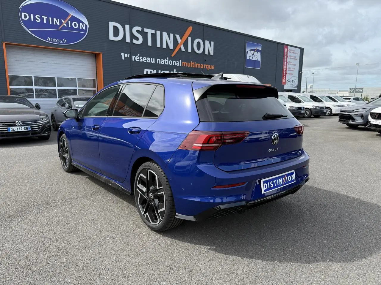 Volkswagen Golf 1.5 eTSI R-Line bleu Lapis vue 3/4 arrière droit avec jantes alliage 18 pouces York