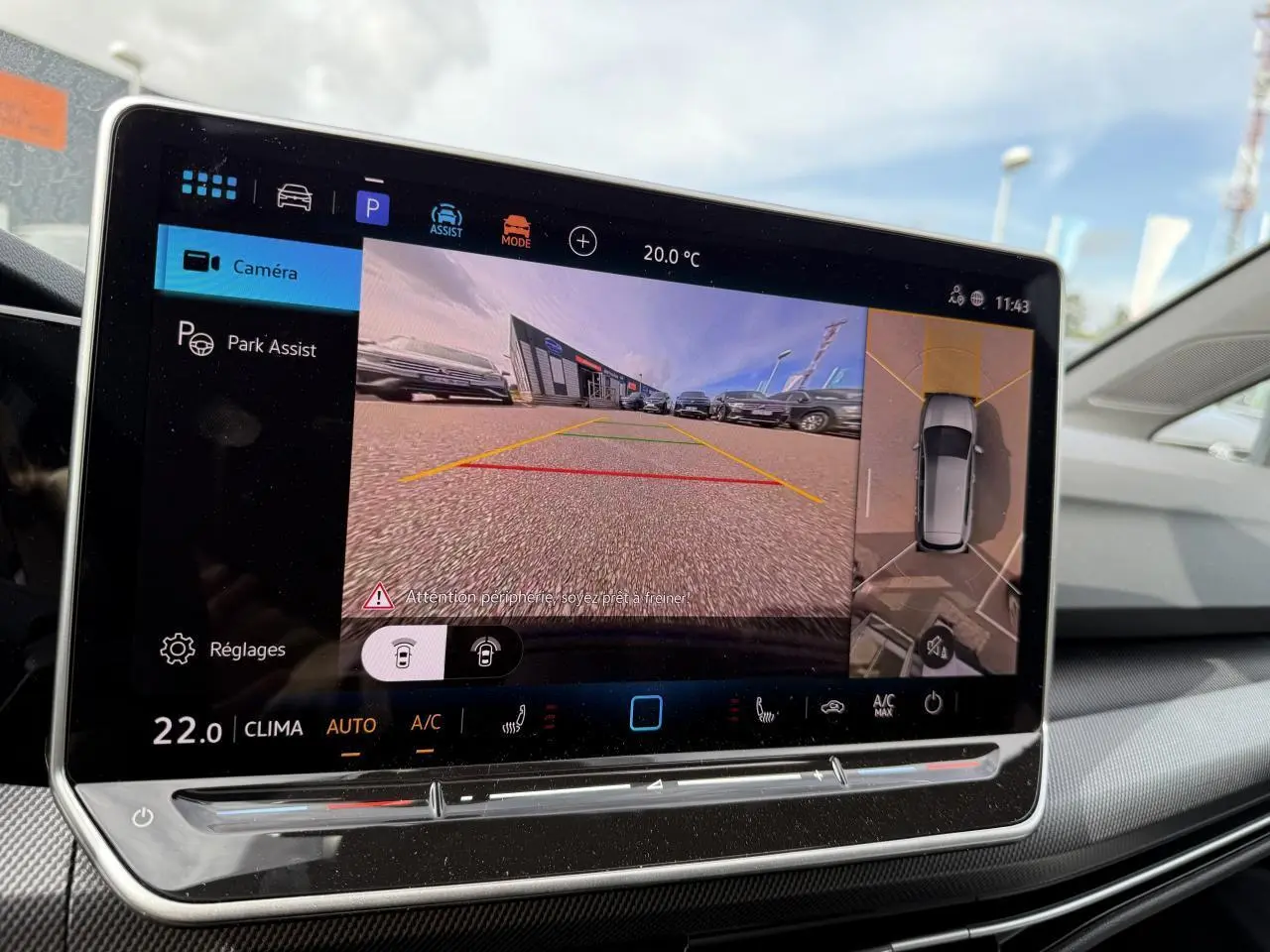 Écran tactile du système Park Assist de la Volkswagen Golf 1.5 eTSI R-Line 2025 affichant la caméra 360° en intérieur.