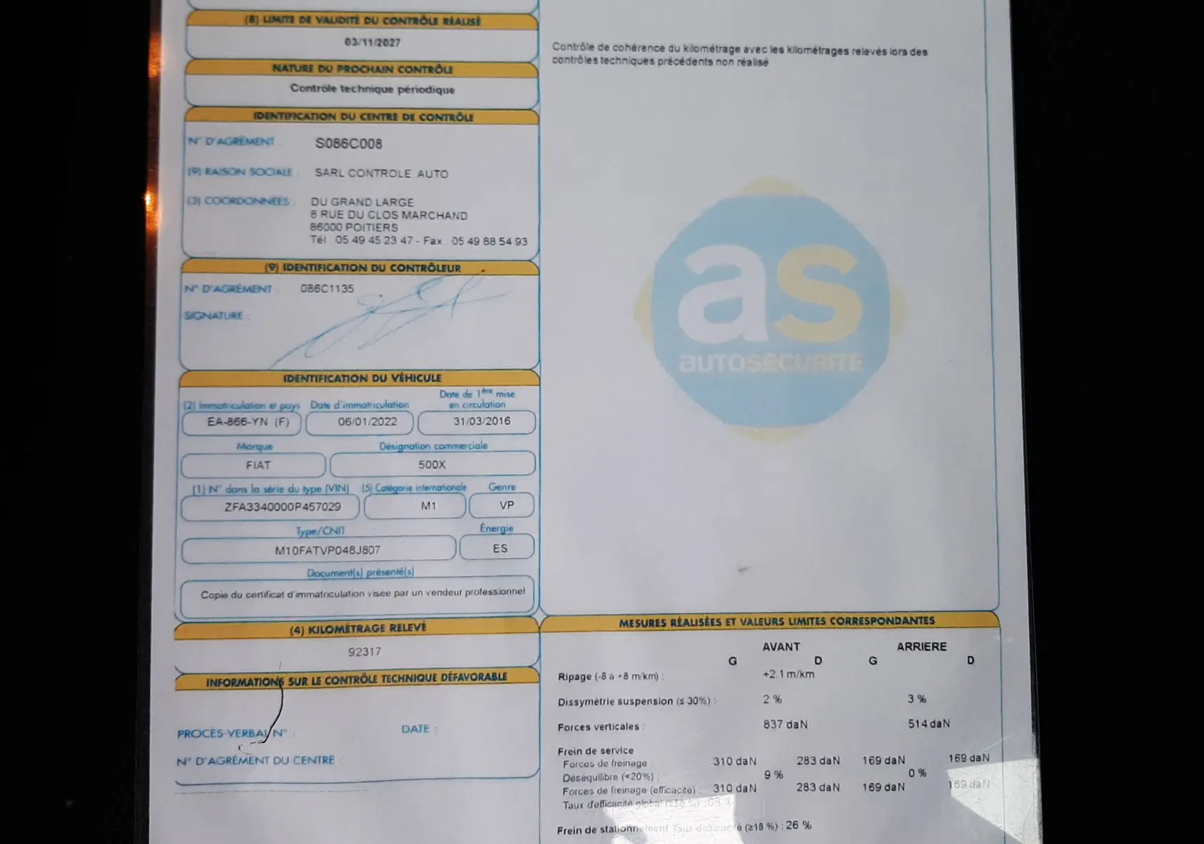 Vue frontale d'une FIAT 500X rouge 2016 avec plaque "OCCASION" et logo FIAT bien visible sur la calandre.