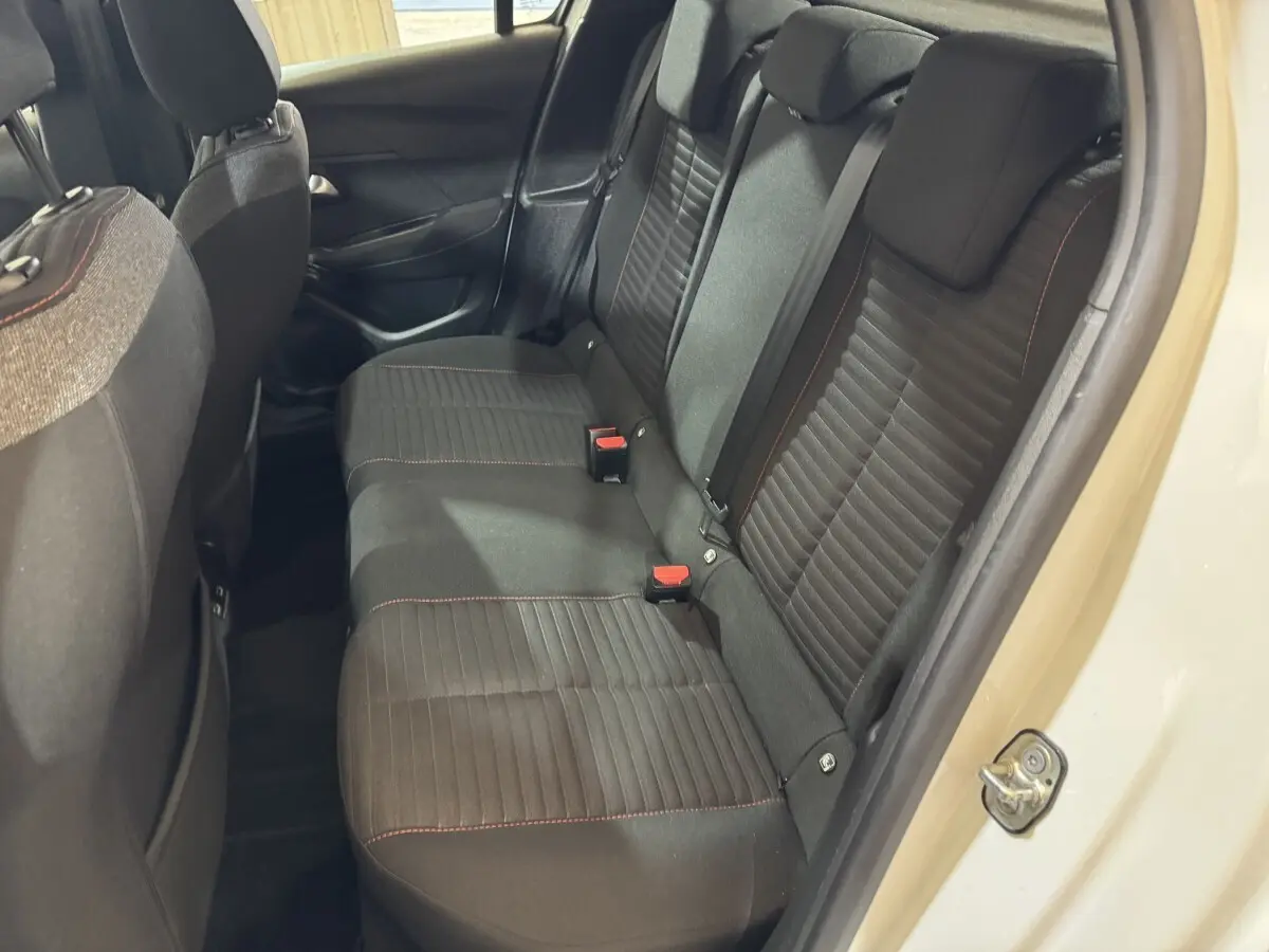 Vue intérieure côté droit sur la banquette arrière noire avec surpiqûres rouges de la Peugeot 208 Electrique Active Business 2020.