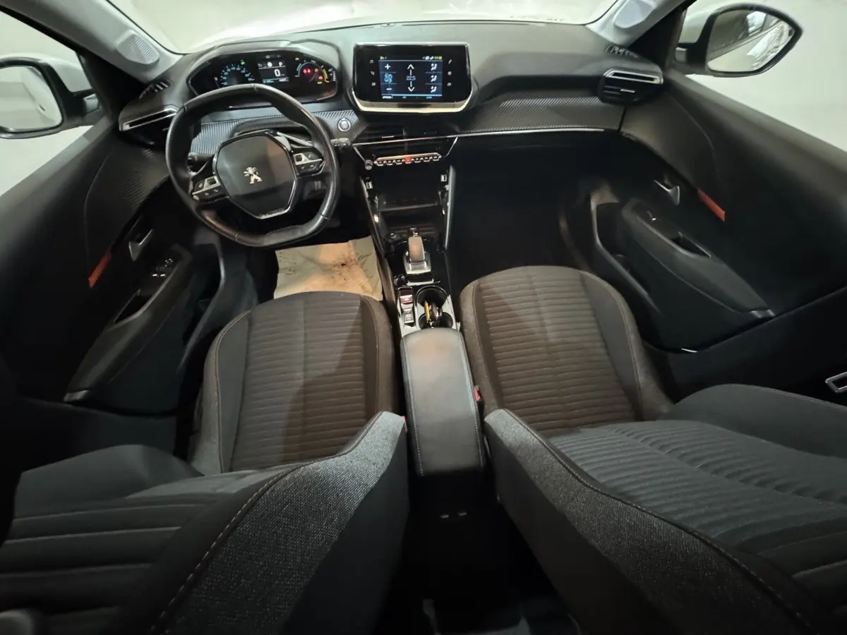 Vue intérieure avant de la Peugeot 208 Electrique Active Business 2020, tableau de bord avec écran tactile et volant cuir multifonctions.