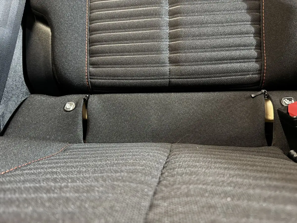 Gros plan sur la banquette arrière noire avec coutures rouges de la Peugeot 208 Electrique Active Business.