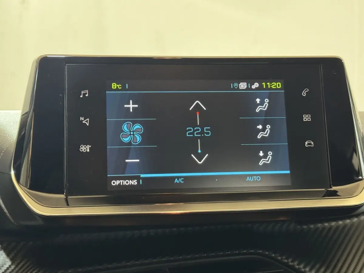 Écran tactile central de la Peugeot 208 électrique Active Business affichant la climatisation à 22,5°C.