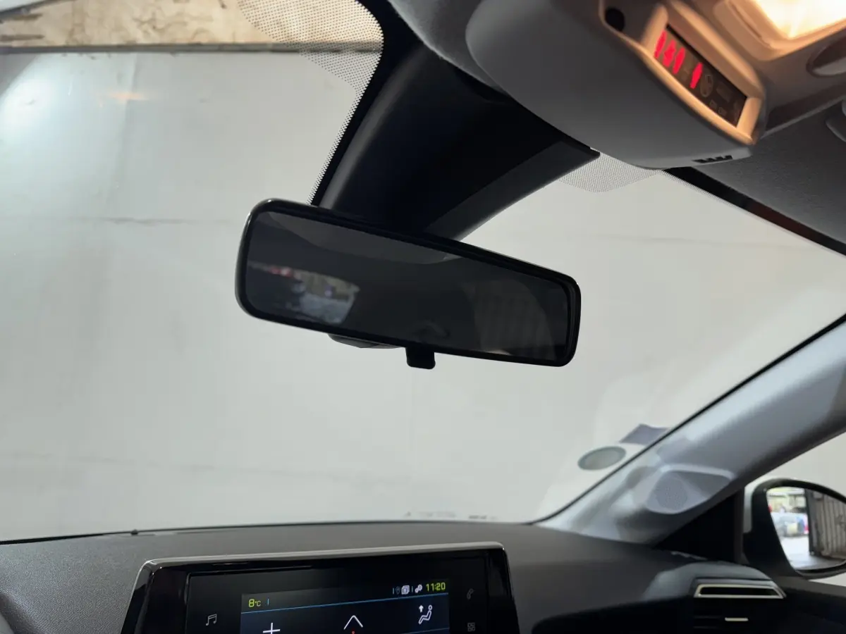 Vue intérieure du tableau de bord et rétroviseur central de la Peugeot 208 électrique Active Business 2020.