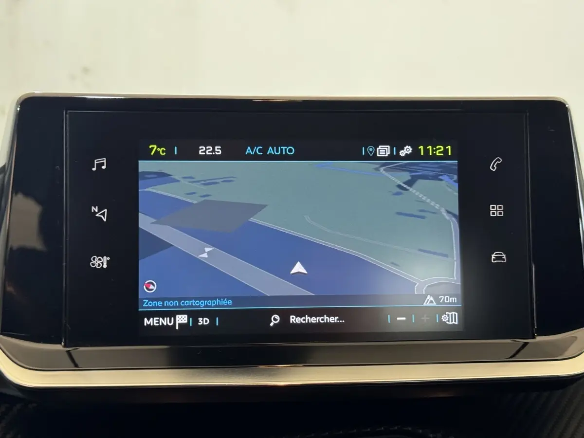 Écran tactile central du système de navigation de la Peugeot 208 électrique Active Business, affichage carte en intérieur.