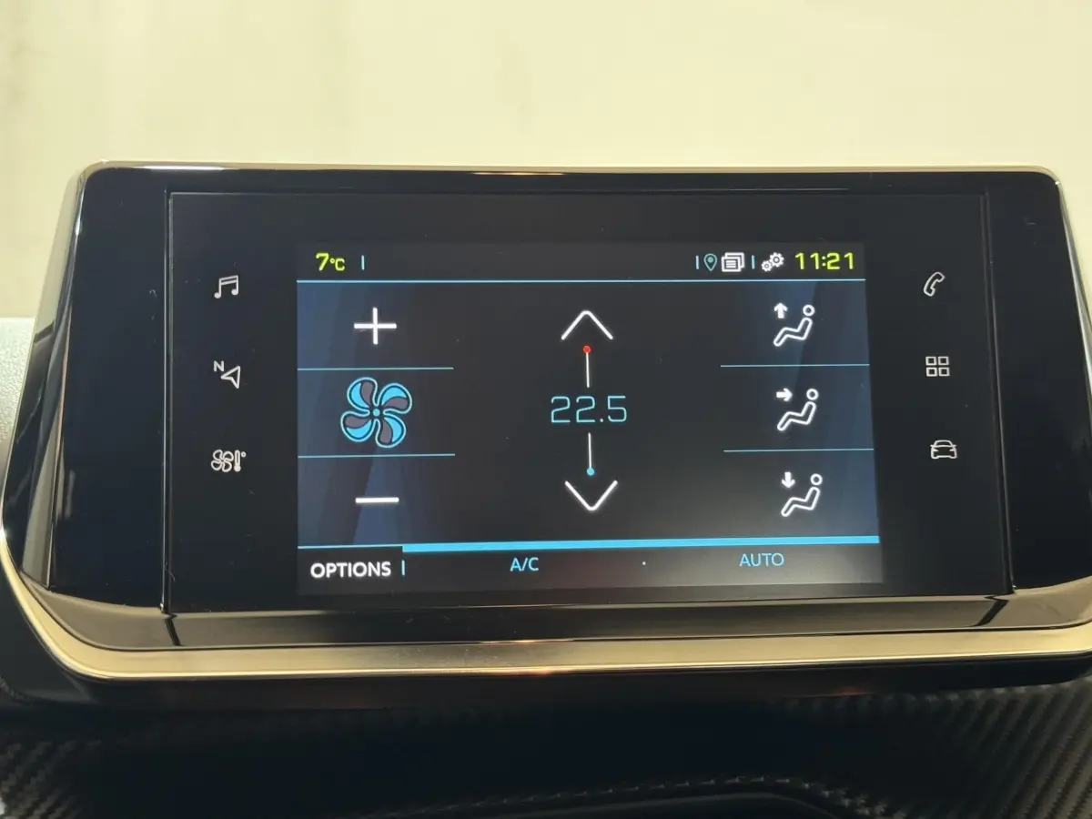 Écran tactile central de la climatisation affichant 22,5°C dans une Peugeot 208 électrique Active Business.