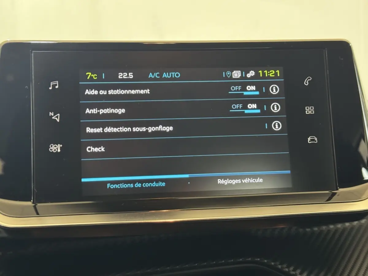 Écran tactile central de la Peugeot 208 électrique montrant les réglages d’aide à la conduite, vue rapprochée intérieure.
