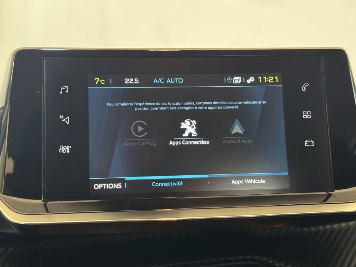 Écran tactile central de la Peugeot 208 électrique Active Business affichant les options de connectivité Apple CarPlay et Android Auto.