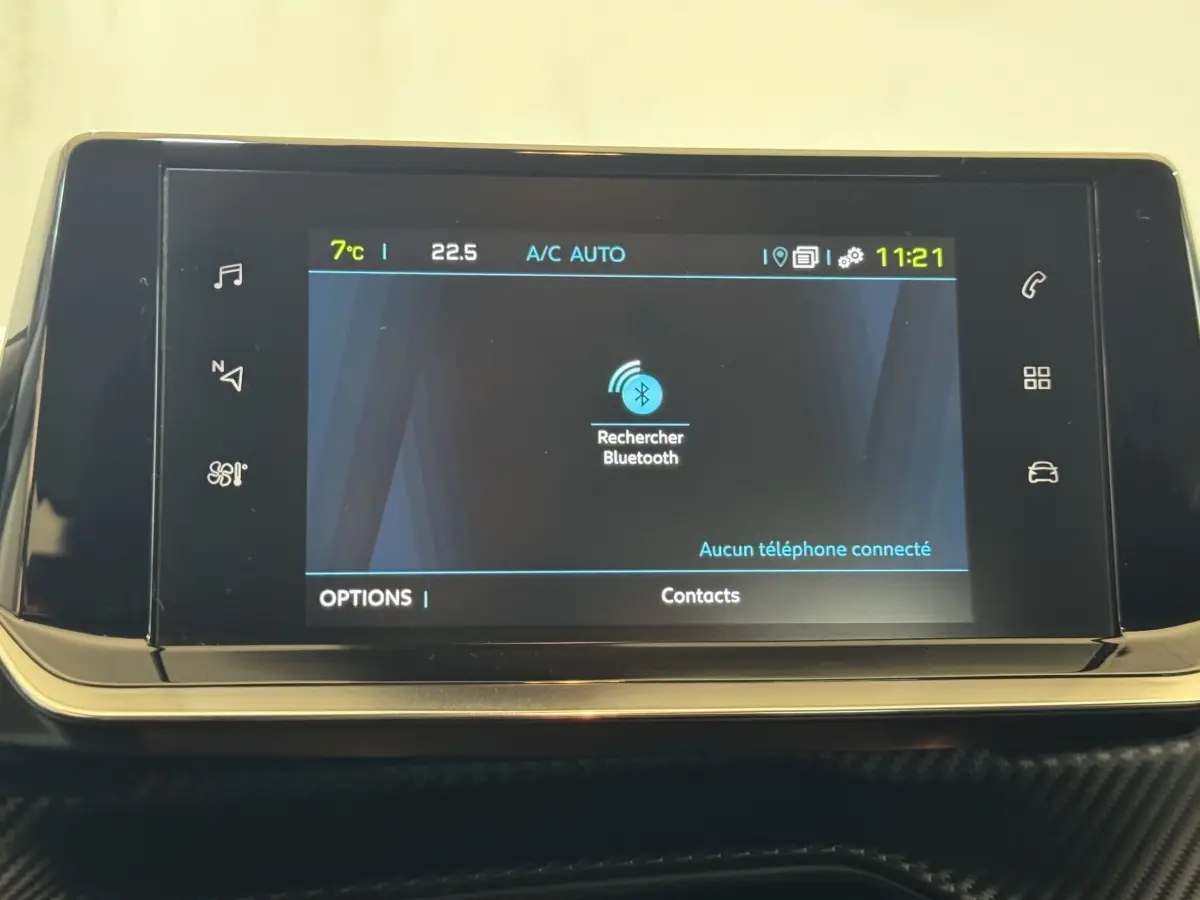 Écran tactile central de la Peugeot 208 électrique Active Business affichant la recherche Bluetooth, vue de face.