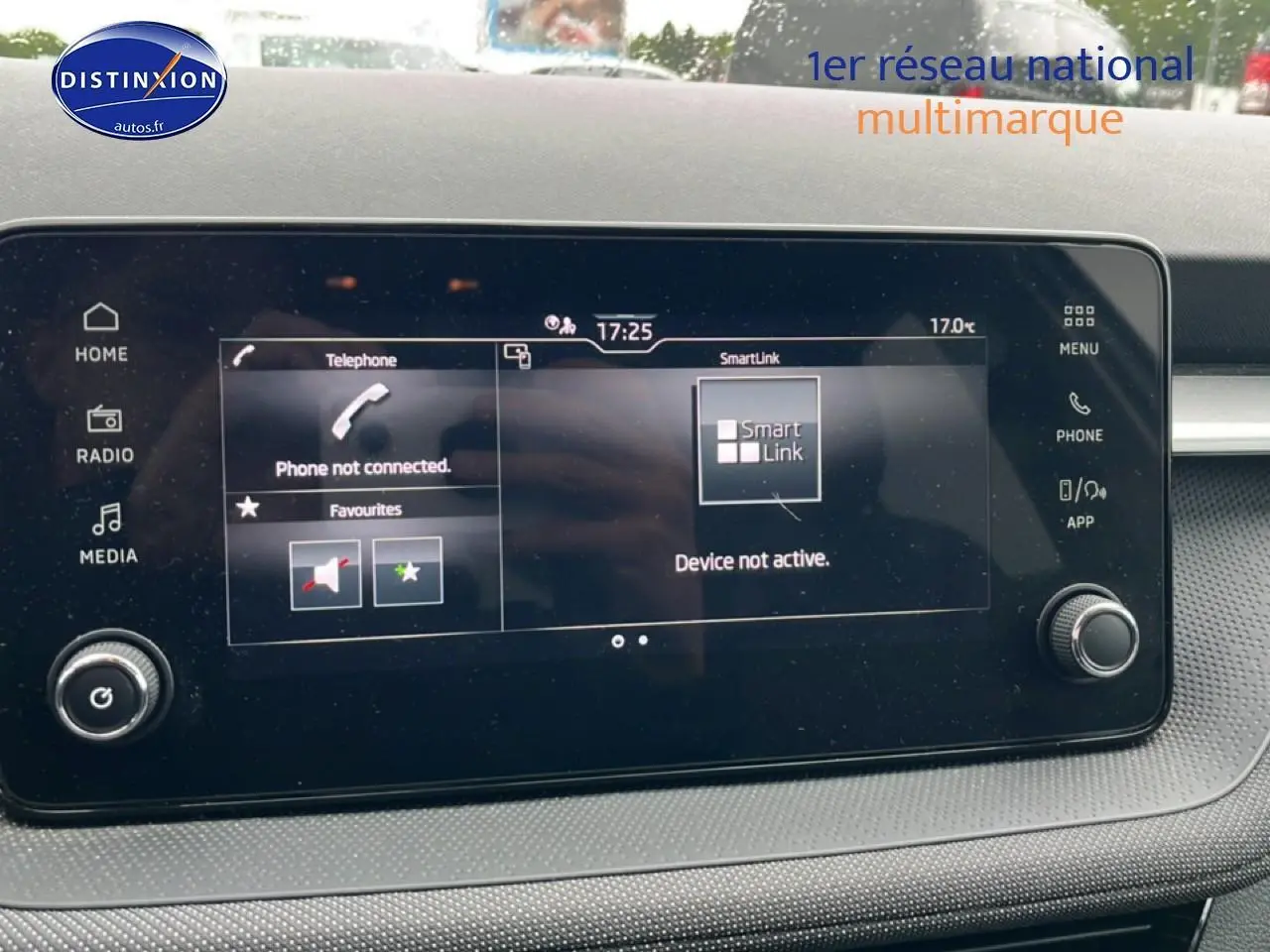 Écran tactile central de la Skoda Fabia blanc, affichant les options SmartLink et téléphone non connecté.