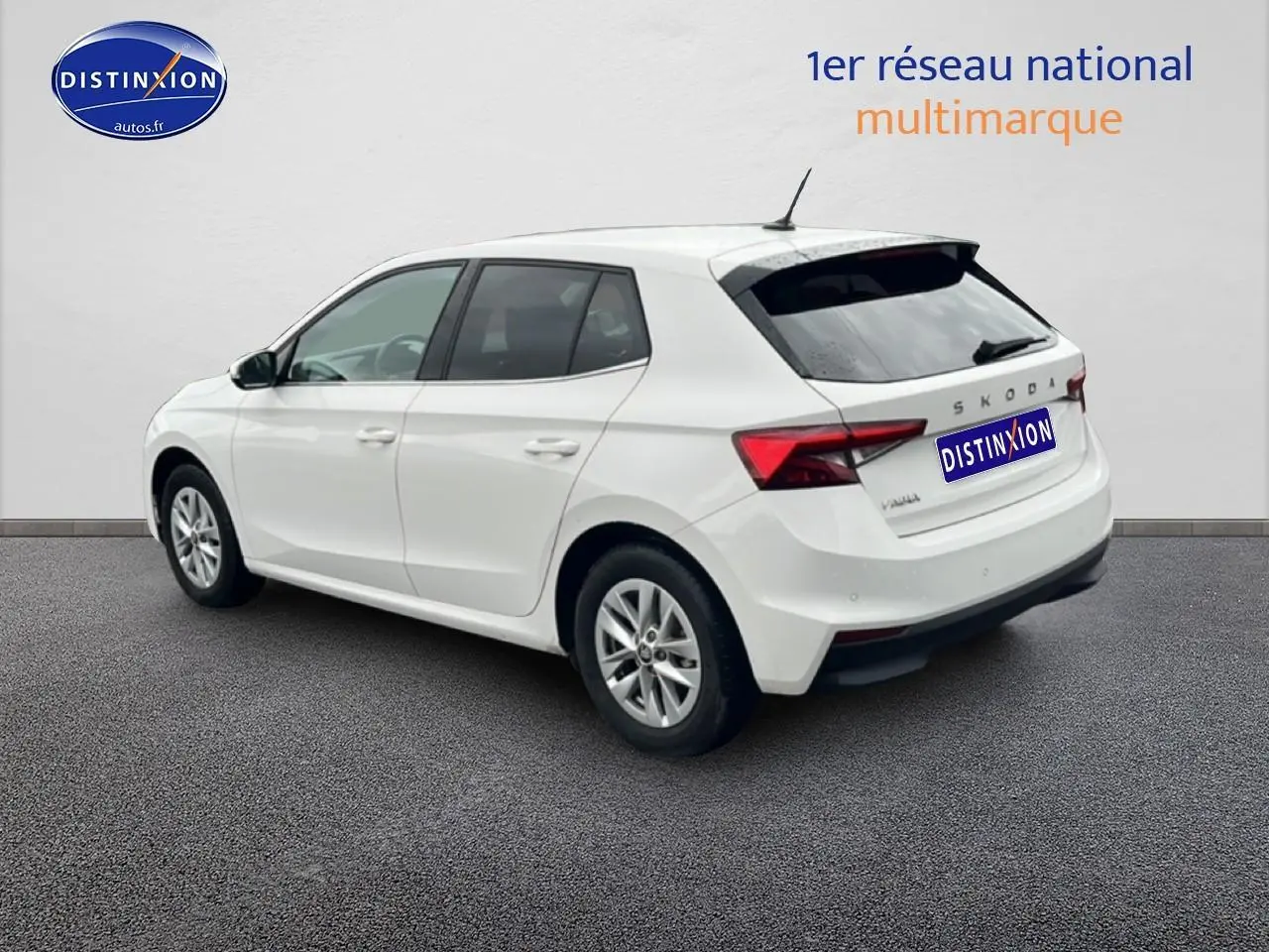 Vue 3/4 arrière droite d'une Skoda Fabia blanche 2025 avec jantes alliage et feux arrière LED.