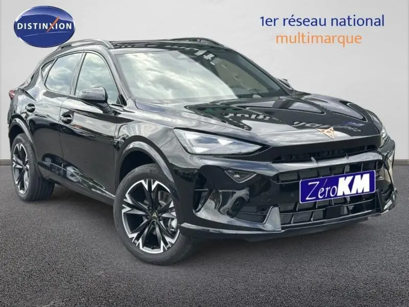 SUV CUPRA Formentor noir Minuit métallisé en 3/4 avant droit avec jantes alu et calandre distinctive.