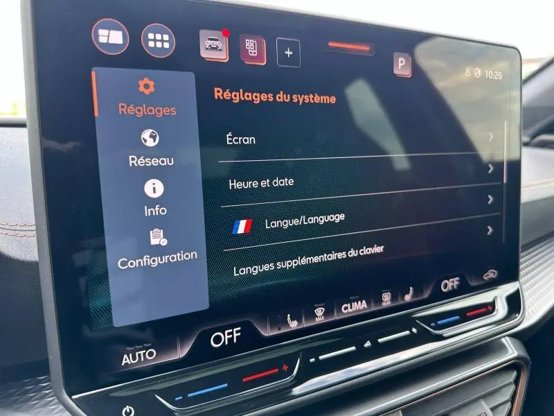Écran tactile central du tableau de bord du CUPRA Formentor 2.0 TDI 150ch, affichant les réglages système.