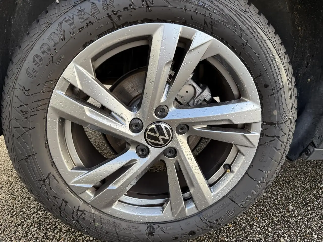 Gros plan sur la jante alliage gris galvanisé Valencia 17 pouces avec logo Volkswagen au centre, pneu Goodyear humide.