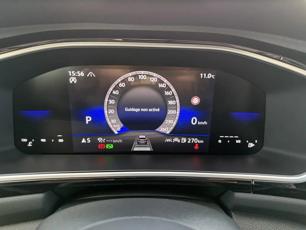 Tableau de bord digital du Volkswagen T-Roc 2025 affichant la vitesse à 0 km/h et la température extérieure à 11°C.