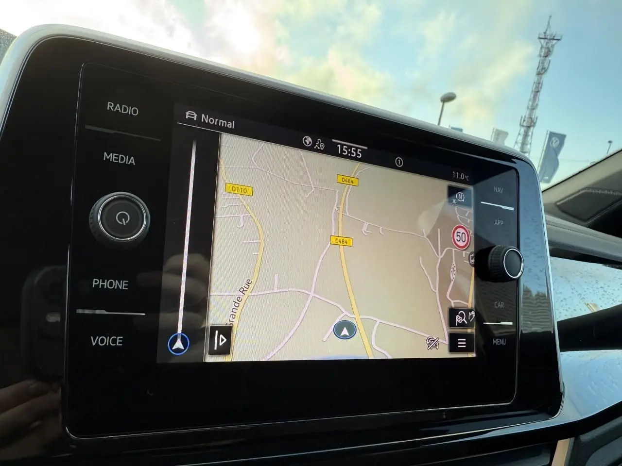 Écran tactile central du système de navigation Discover Media dans un Volkswagen T-Roc 2025, vue intérieure.