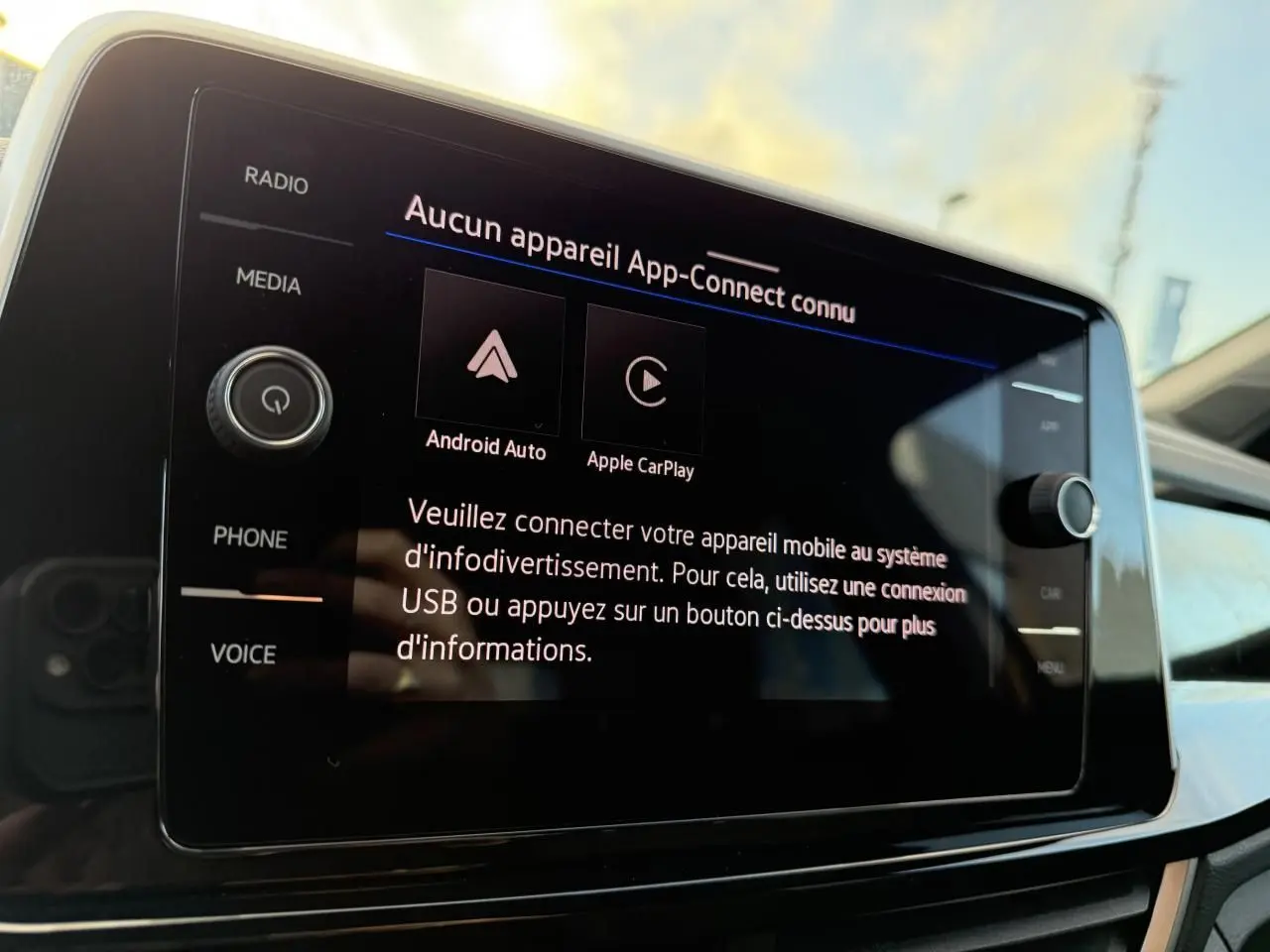 Écran tactile central du système d'infodivertissement Volkswagen T-Roc affichant les options Android Auto et Apple CarPlay.